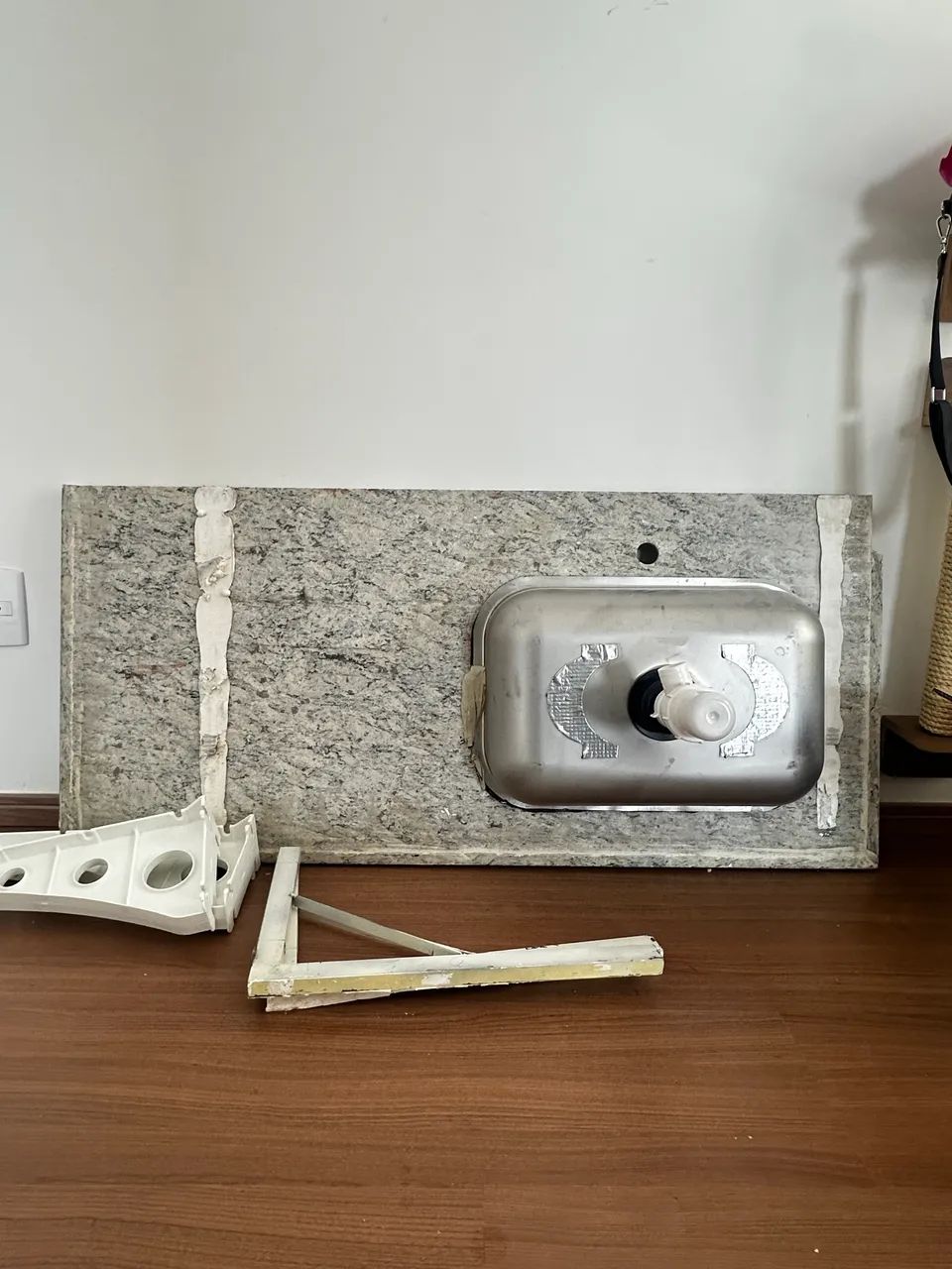 Bancada cozinha granito Itabira com cuba + tanque + cantoneiras e parafusos + torneira - Foto 5