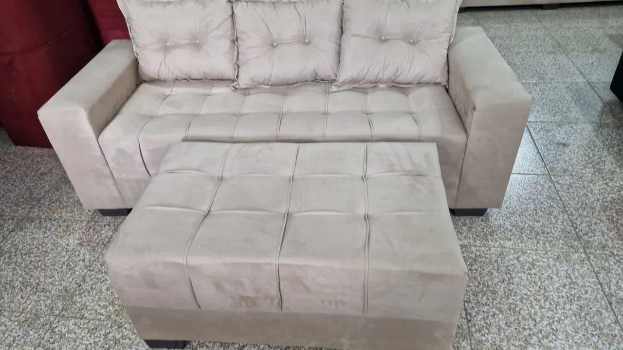 Sofá de 3 lugares com almofadas e puff grande  - Foto 2