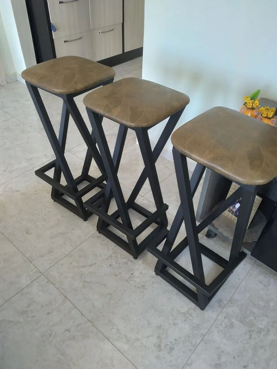 Banquetas altas com almofadas e pés niveladores    