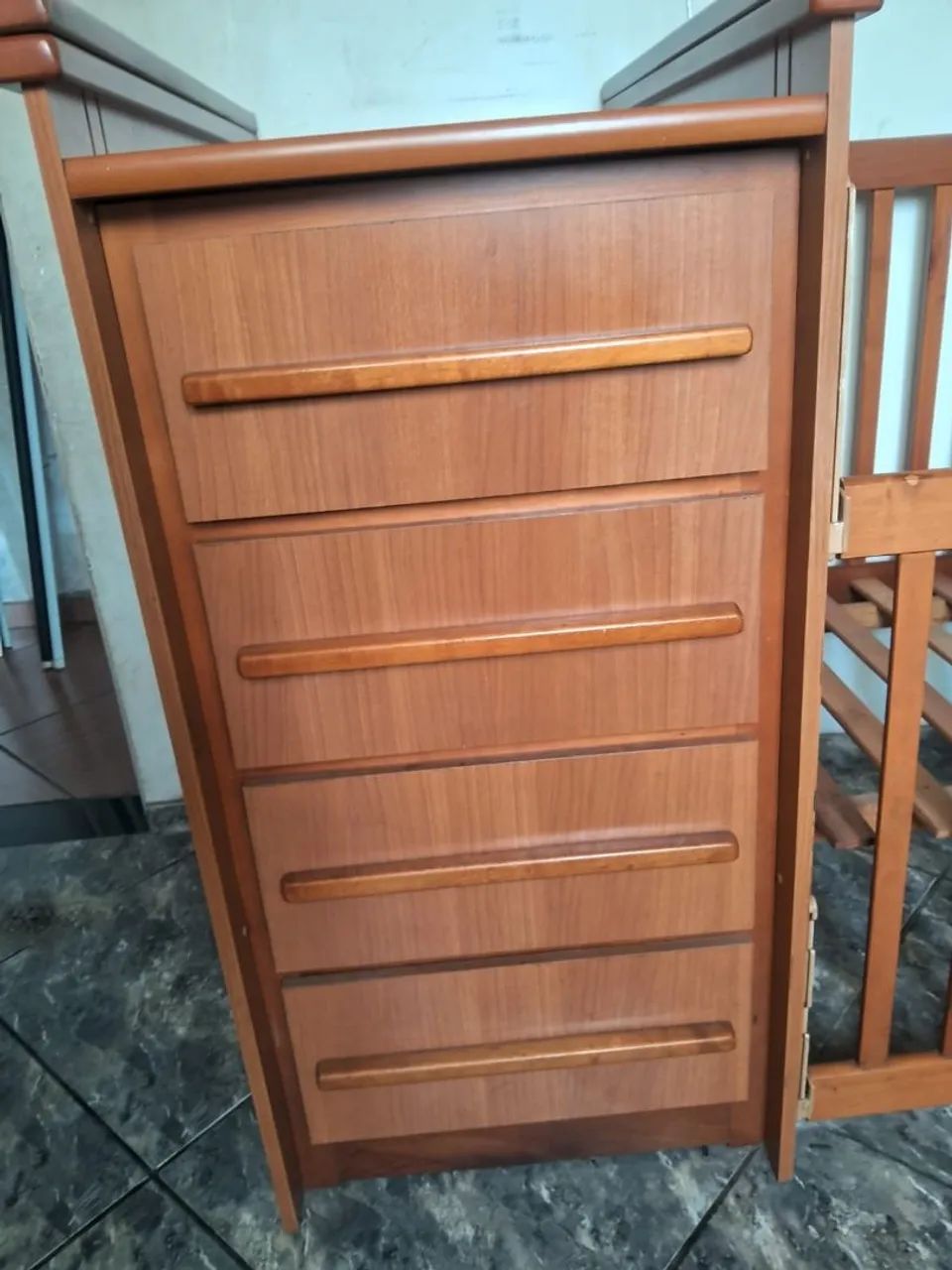 Berço com cômoda e troca fralda, com 4 gavetas, regulagem na grade, todo em MDF resistente - Foto 2