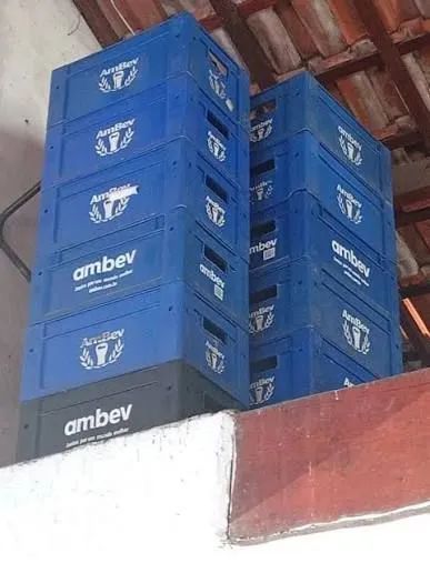 Caixa com vasilhames de cerveja 300 ml