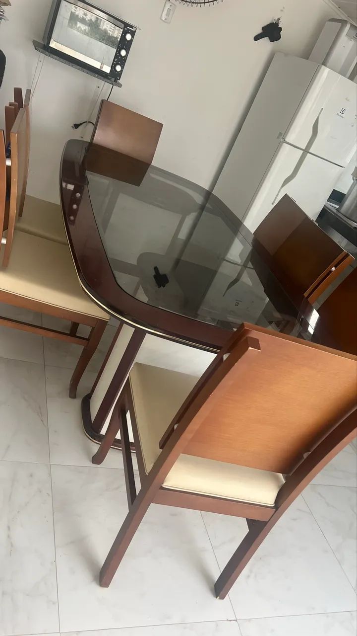 Mesa e cadeiras de madeira 