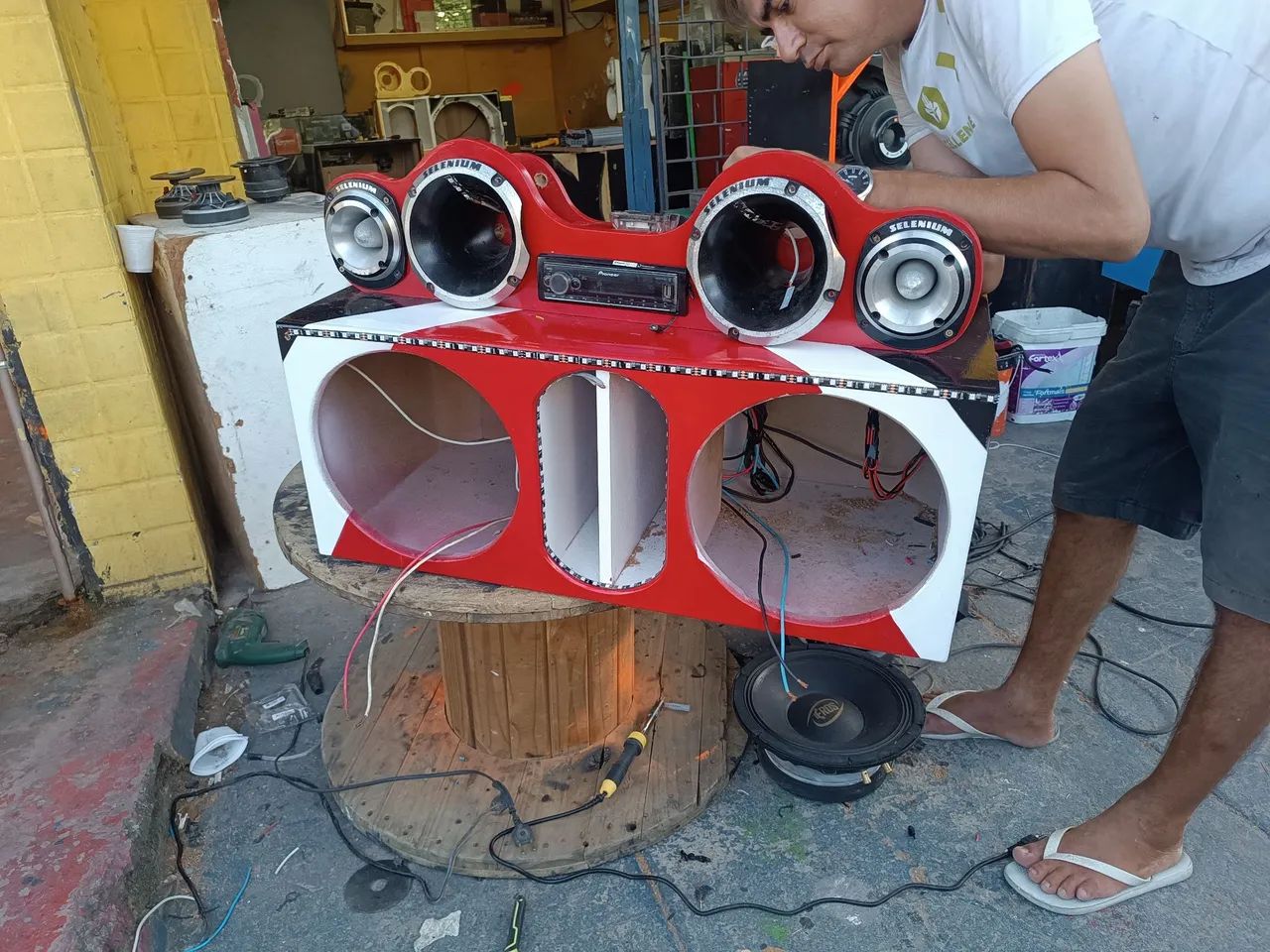 Caixa de som automotivo ( só a caixa sem componentes)