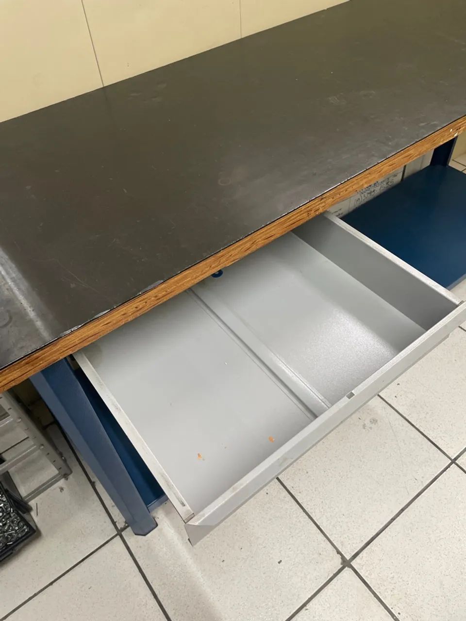 Bancada de aço reforçada com tampo em compensado naval de 40mm com 2 gavetas - 200x60x90cm - Foto 2