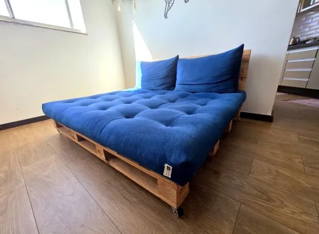 Futon japonês Kazari Fouton azul com base de pallet e 2 almofadas - Foto 3
