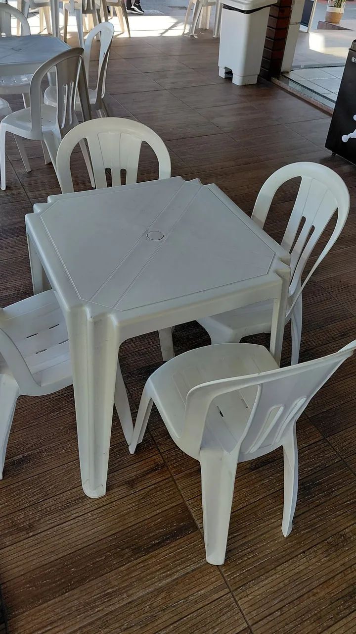 Jogo de mesa com 4 cadeiras de plástico branco - Foto 2