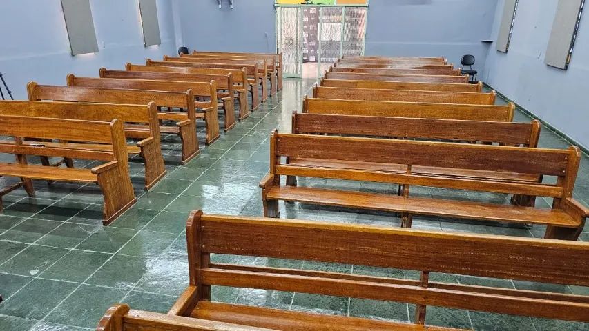 Banco de madeira para Igreja de 5 lugares - Foto 2