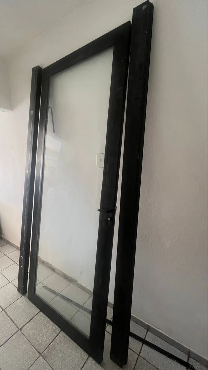 Porta de vidro (94 de largura e 2,35 de altura)