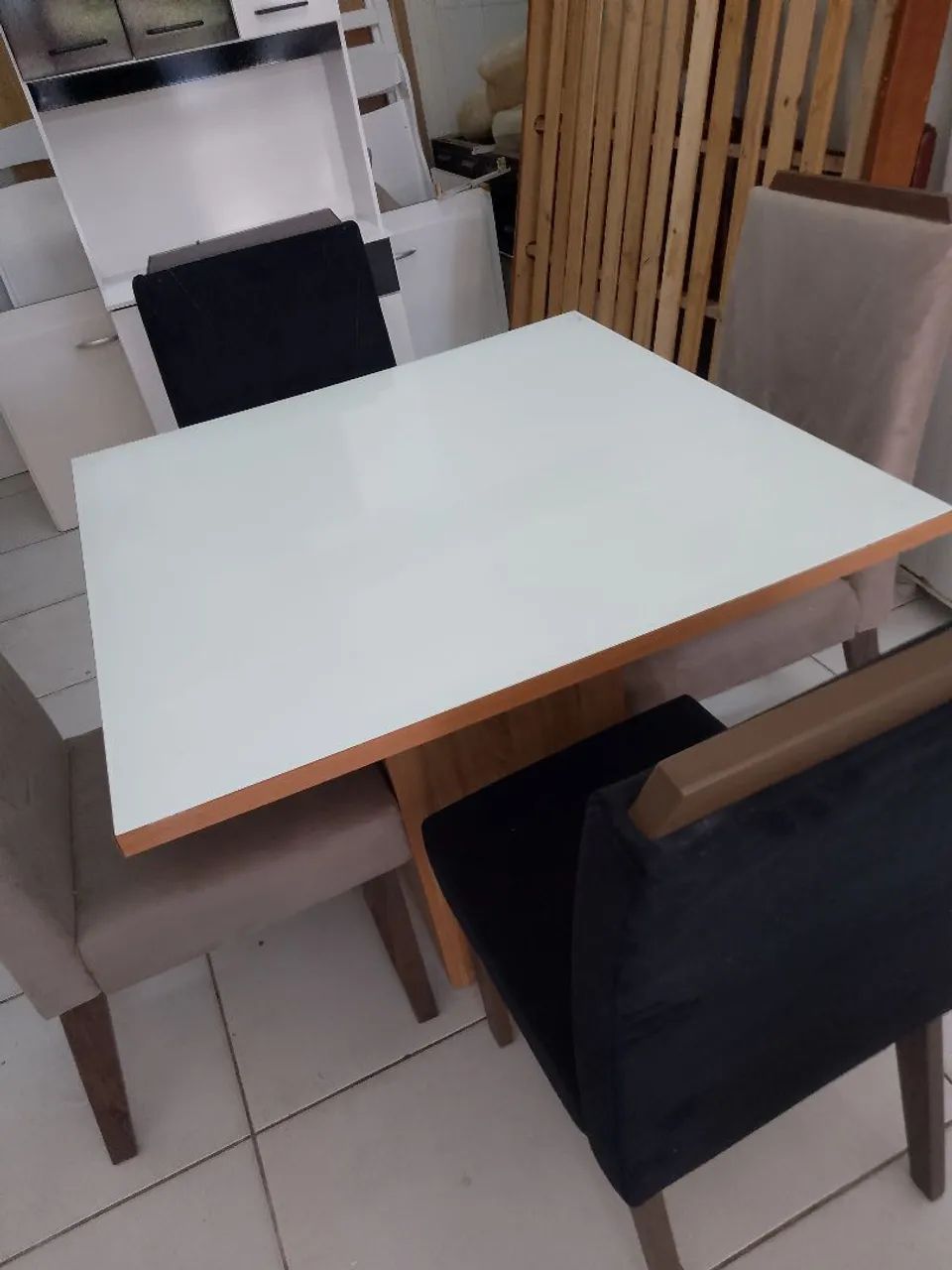 Mesa de vidro com quatro cadeiras  - Foto 5