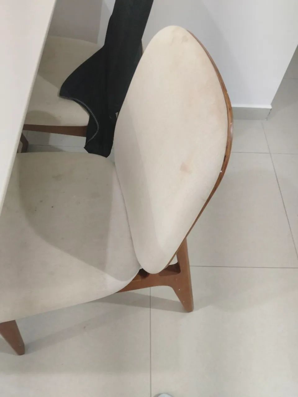 conjunto deesa com 04 cadeiras 