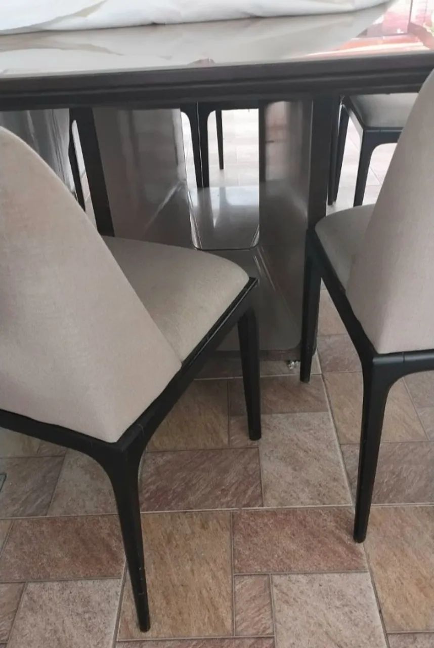 Mesa de jantar tampo de vidro, retangular com 6 poltronas estofadas. - Foto 2