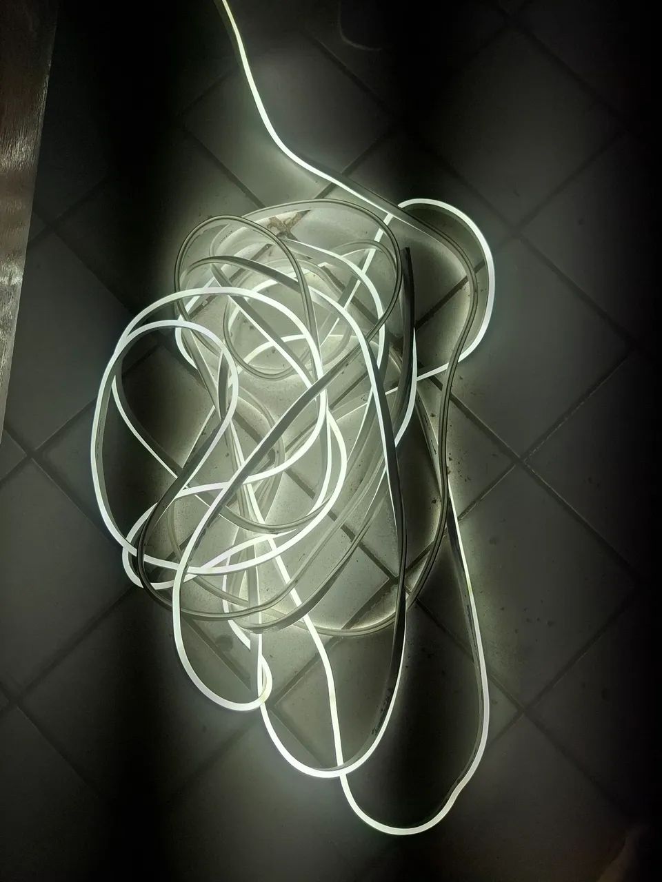 Vendo mas de 8 metros de luz de led branca top para botar na parede do quarto 60,00 - Foto 2