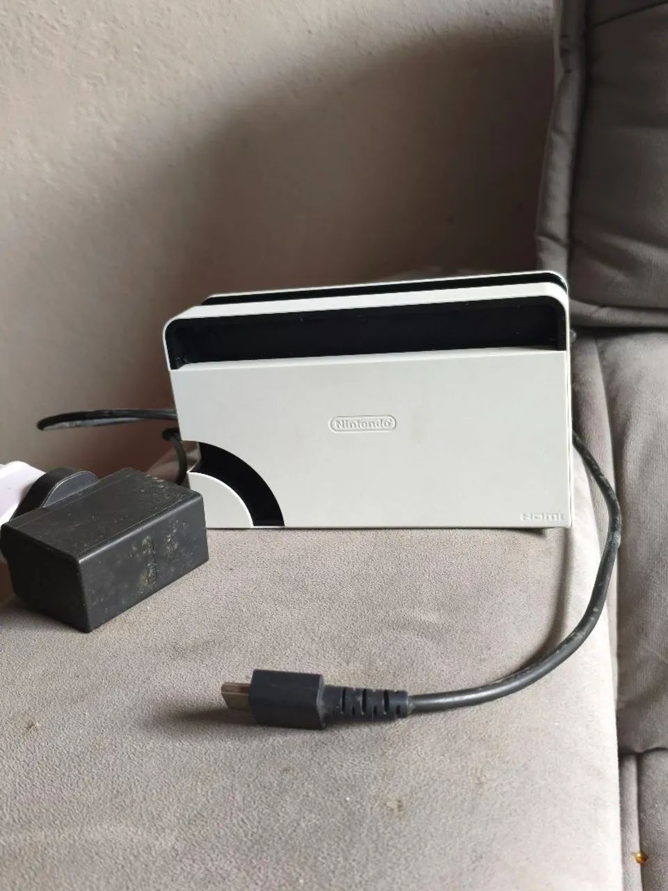 Dock de Nintendo switch oled branco com os cabos 