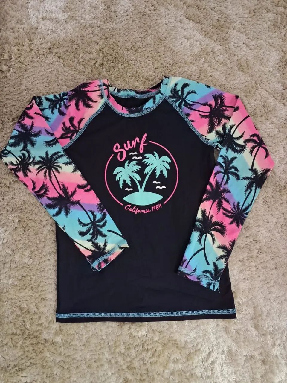 BLUSA COM PROTEÇÃO SOLAR 