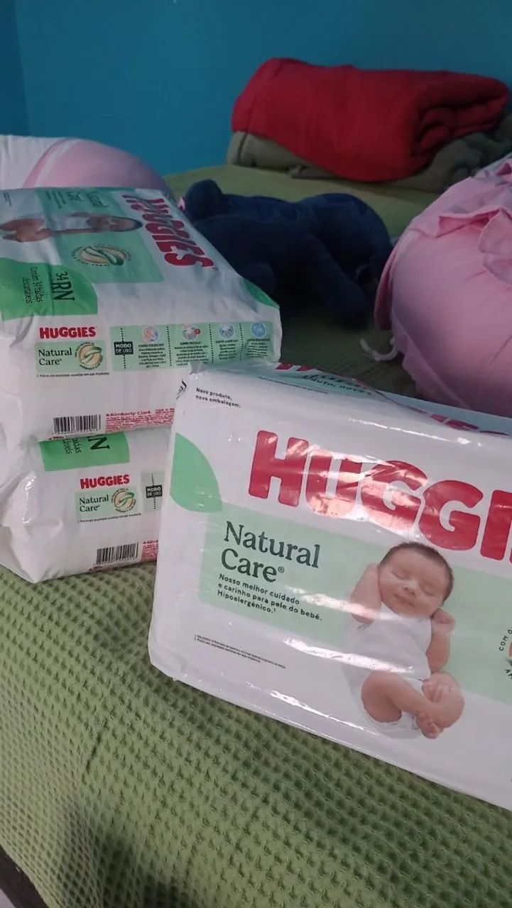 Fralda RN Huggies 3 pacote com 34 unidades cada, cada uma 40 Reais 