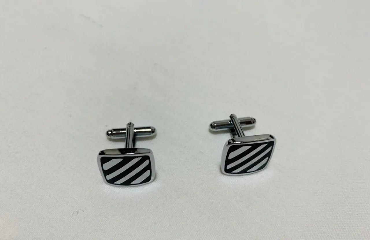 conjunto de abotuaduras marca embios prateada com listas preta