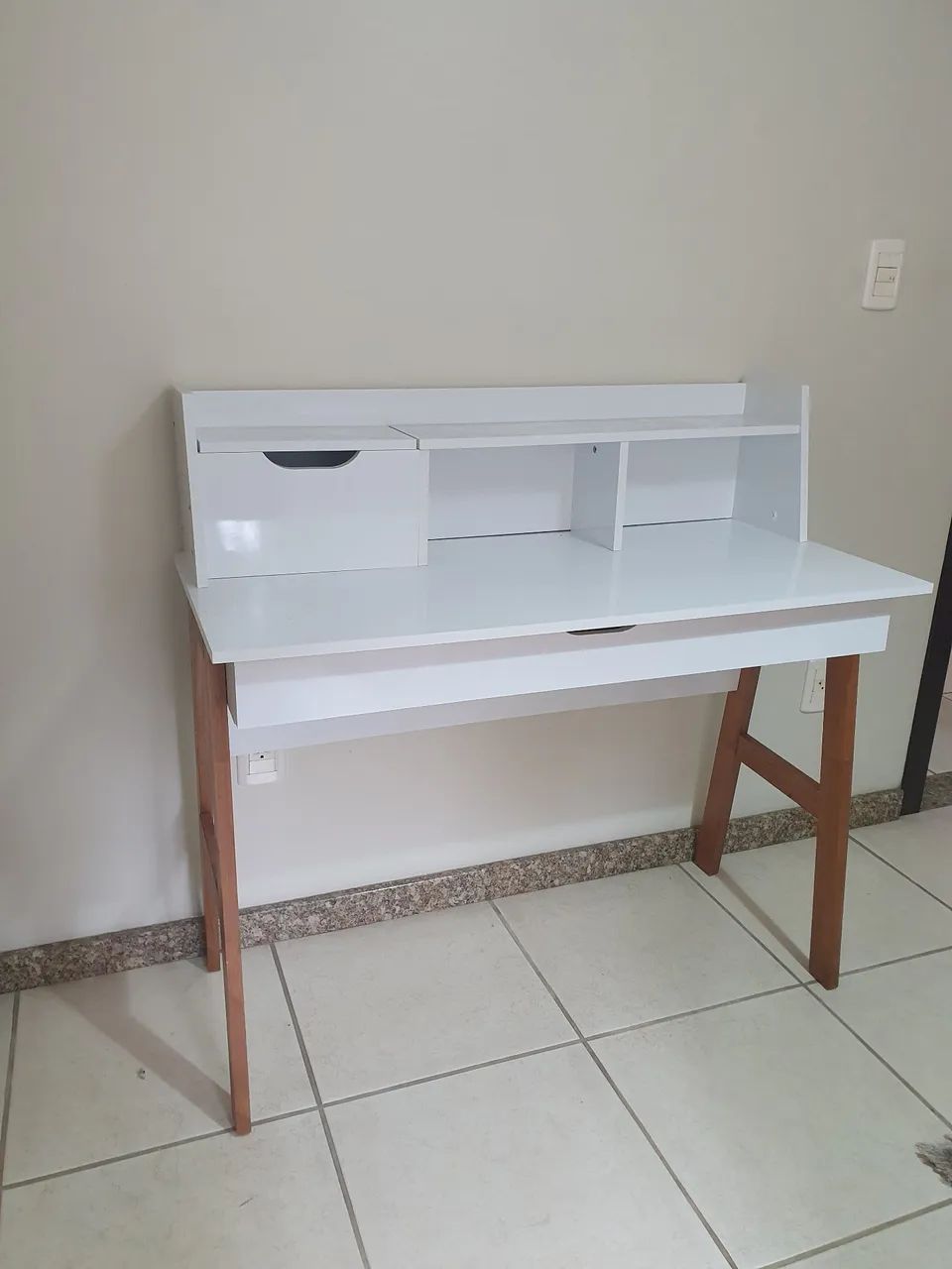 Vendo mesa de escrivaninha/penteadeira com nicho
