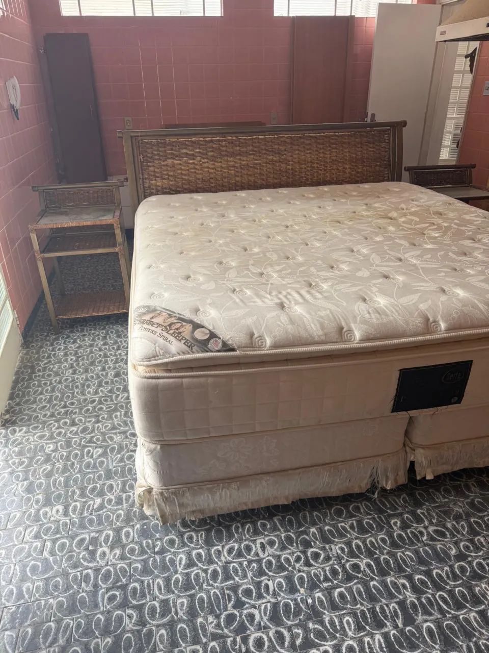 Cama box super king com cabeceira e 02 mesas acessórias 