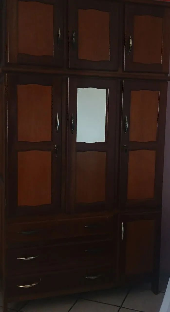 Guarda roupa de madeira 