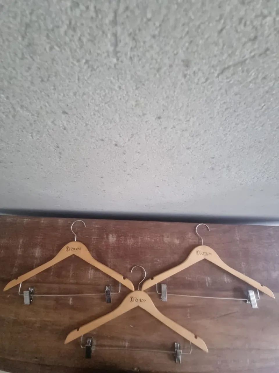 Vendo kit de 10 cabides profissional com presilhas - Foto 2