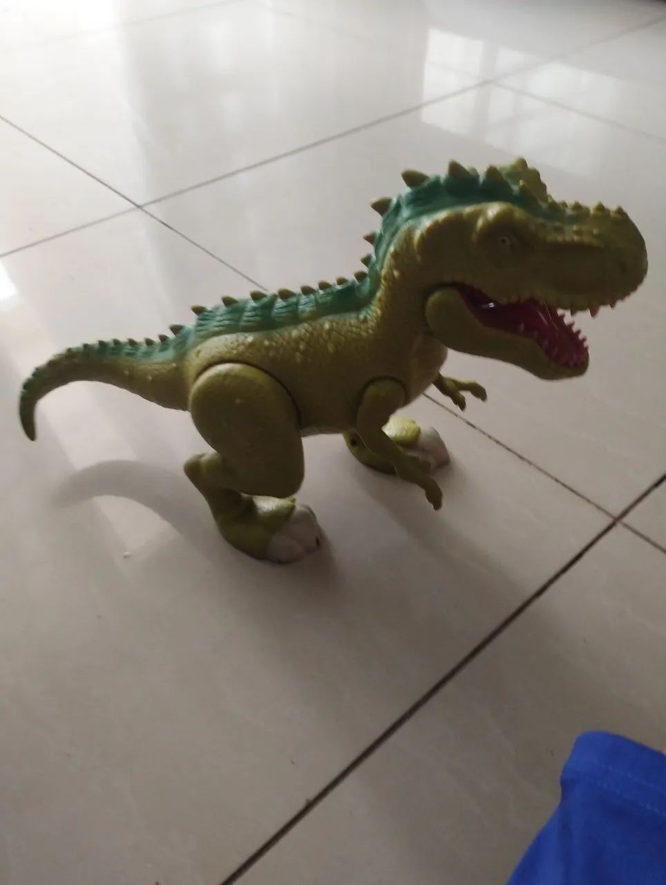 Brinque e aproveite o seu T-Rex verde