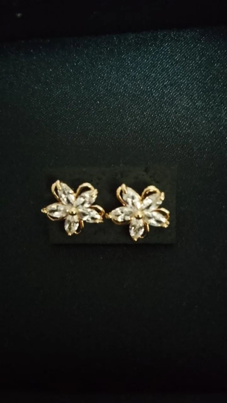 Brincos foleado em ouro formato de flor com cristal!!! - Foto 5