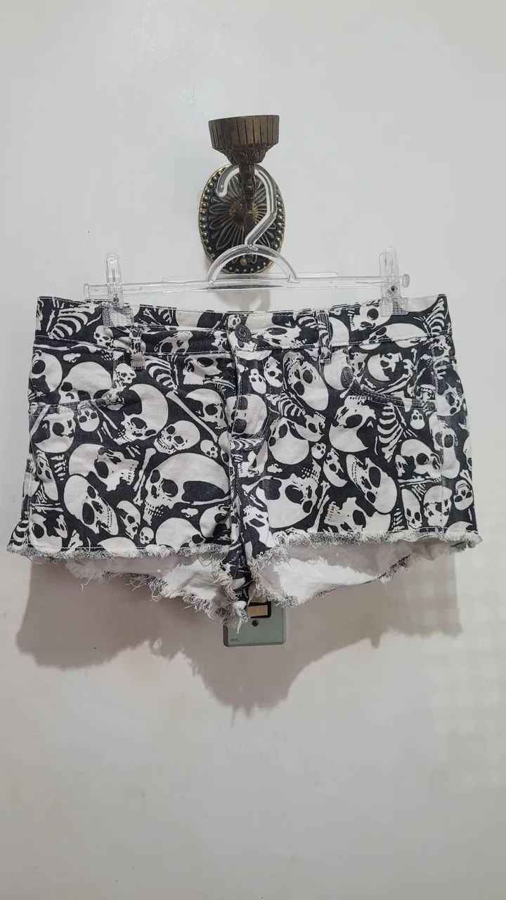 Short estampado caveira