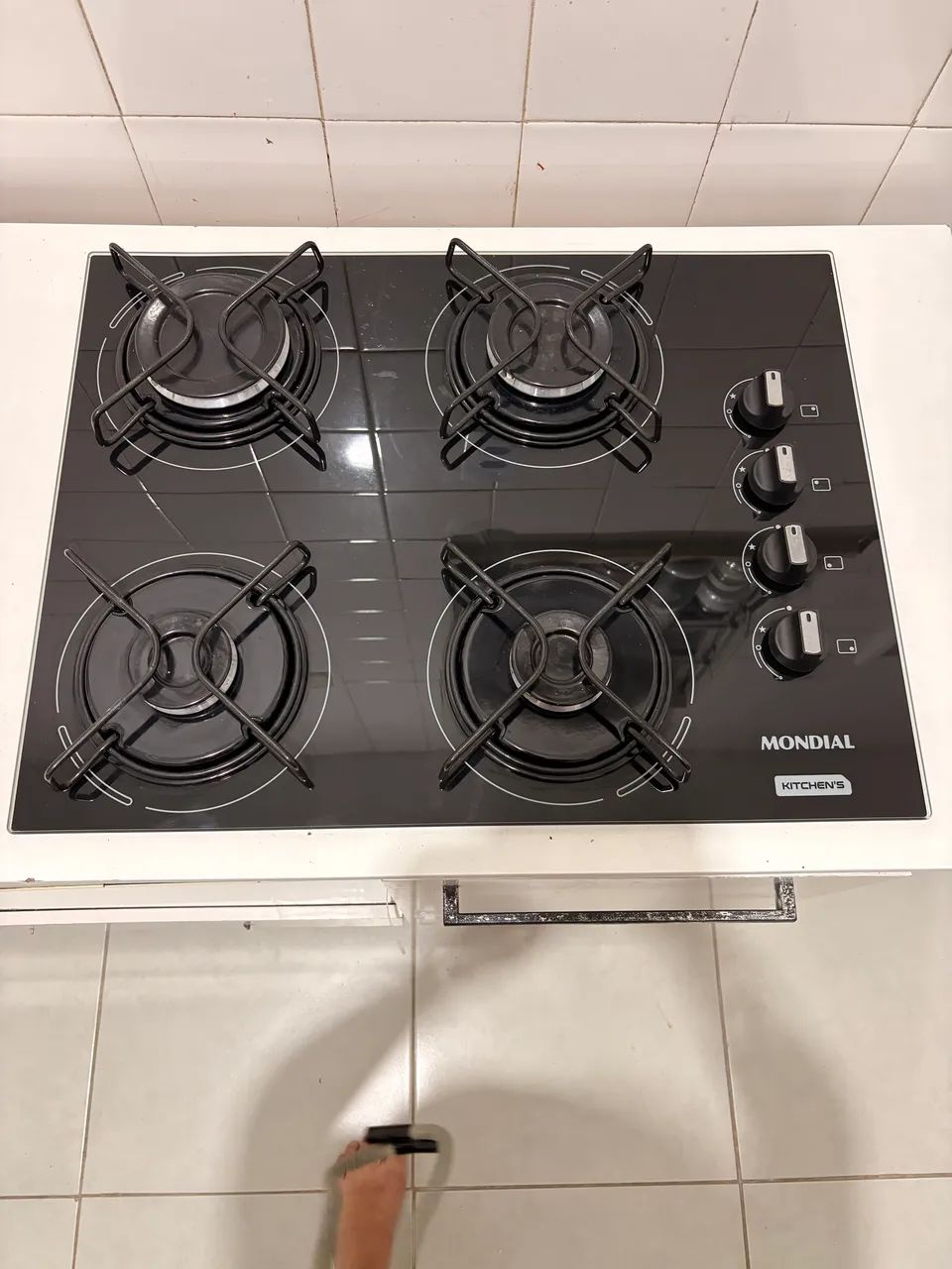 Coocktop a gás com bancada branca 