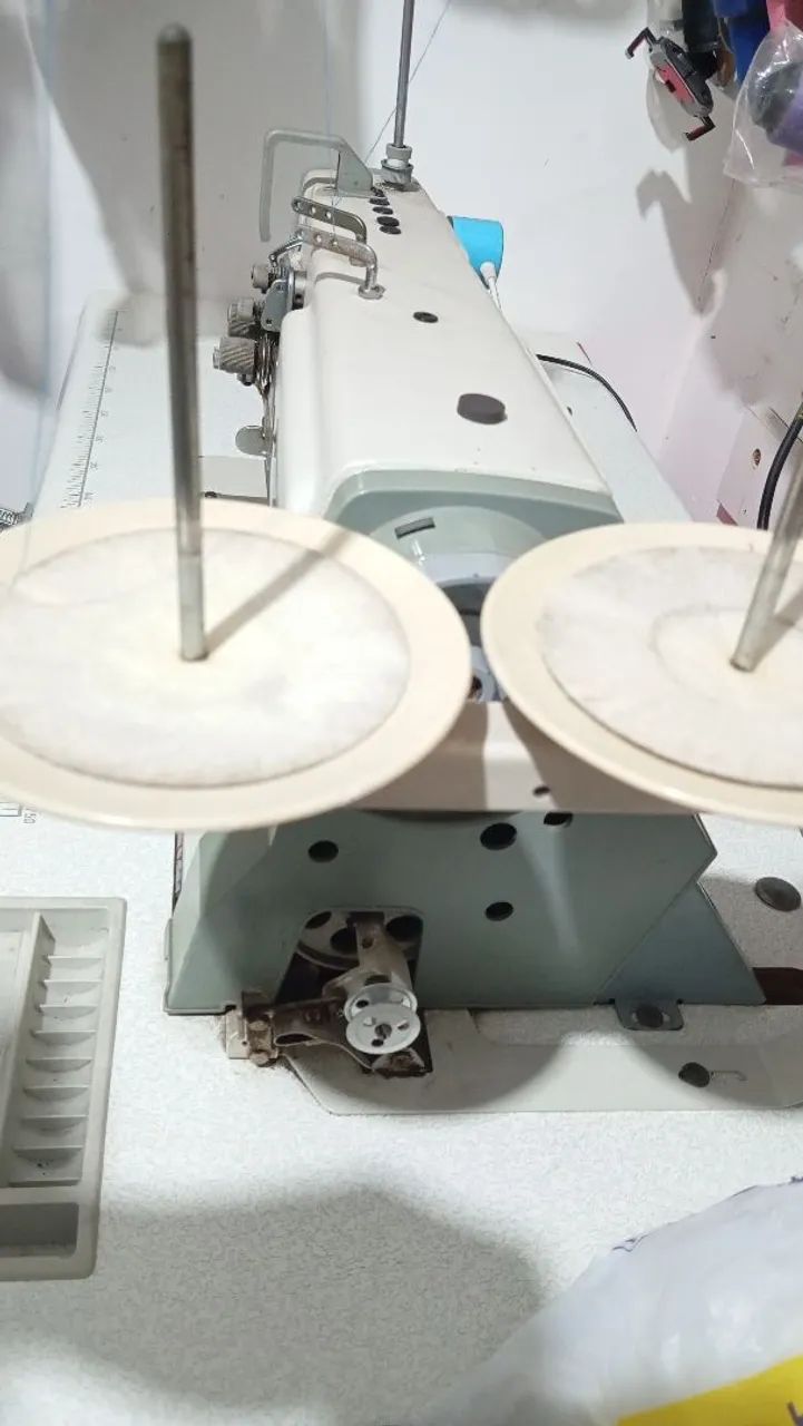 Máquina de costura preço abaixo da tabela,o valor de uma por aí é 5 , 6 mil - Foto 2
