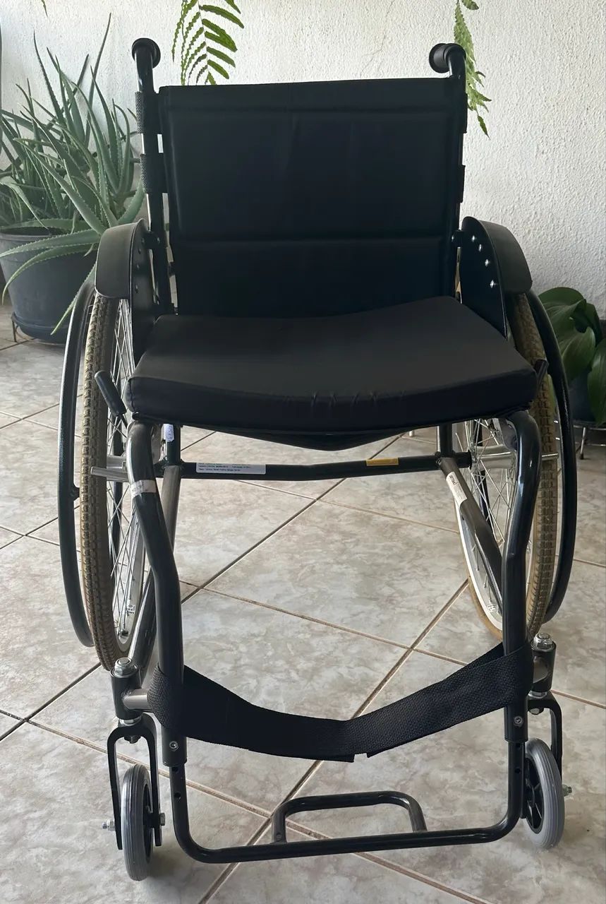 Cadeira monobloco nova