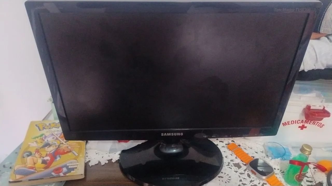 Vendo tv LCD 19 polegadas com defeito para retirar peças 