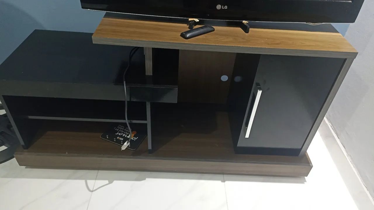 Rack super conservado, com rodinhas.