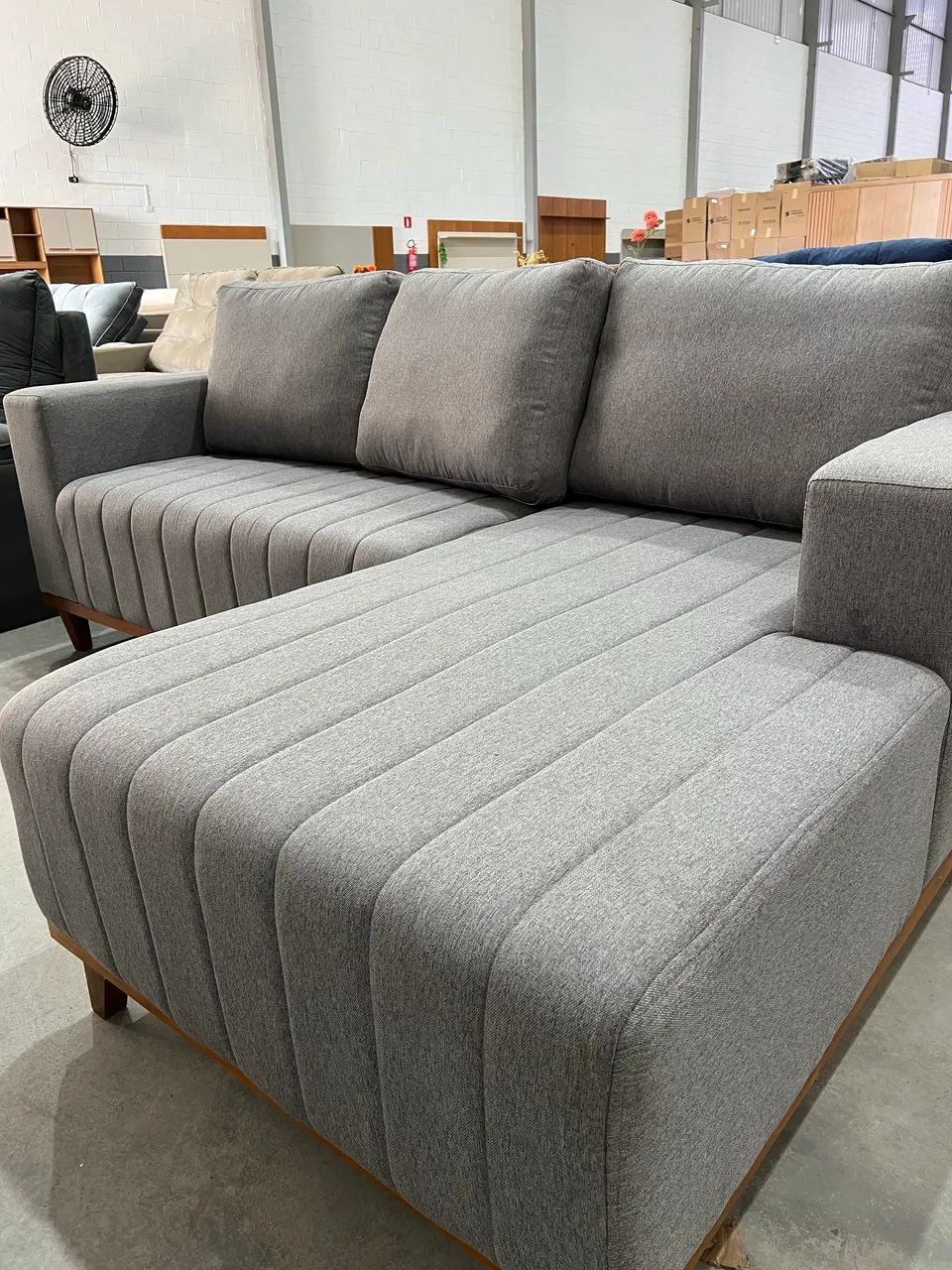 Sofá com Chaise Linho Cinza NOVO ULTIMA PEÇA 