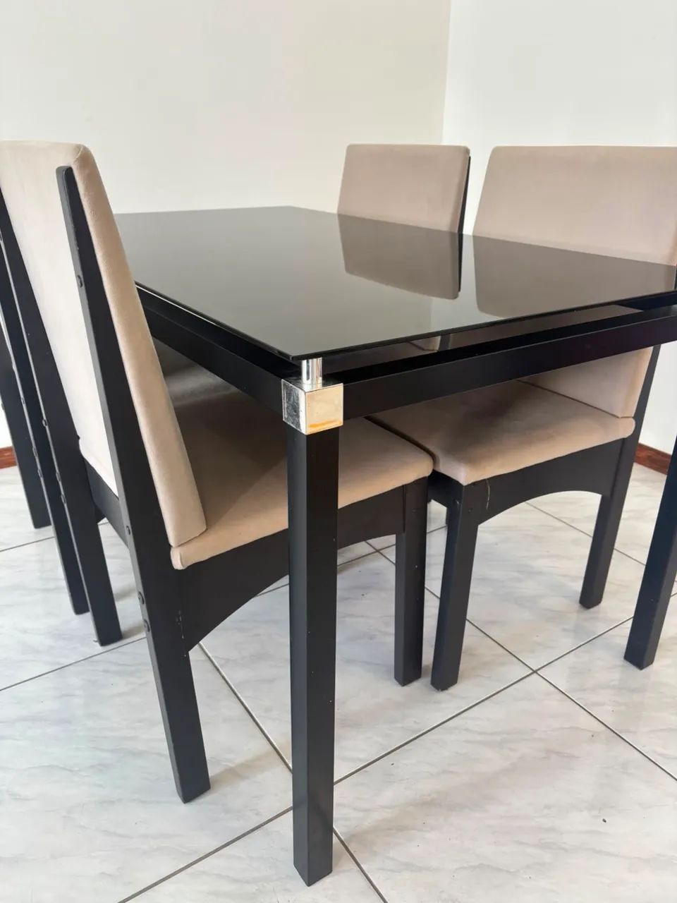 Mesa de vidro  com 4 cadeiras grandes e resistentes