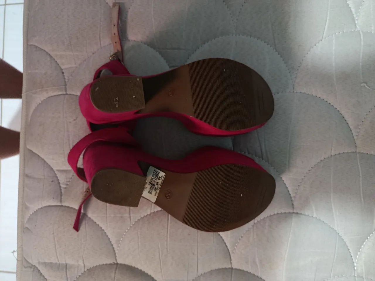 Sandália com salto alto. - Foto 2