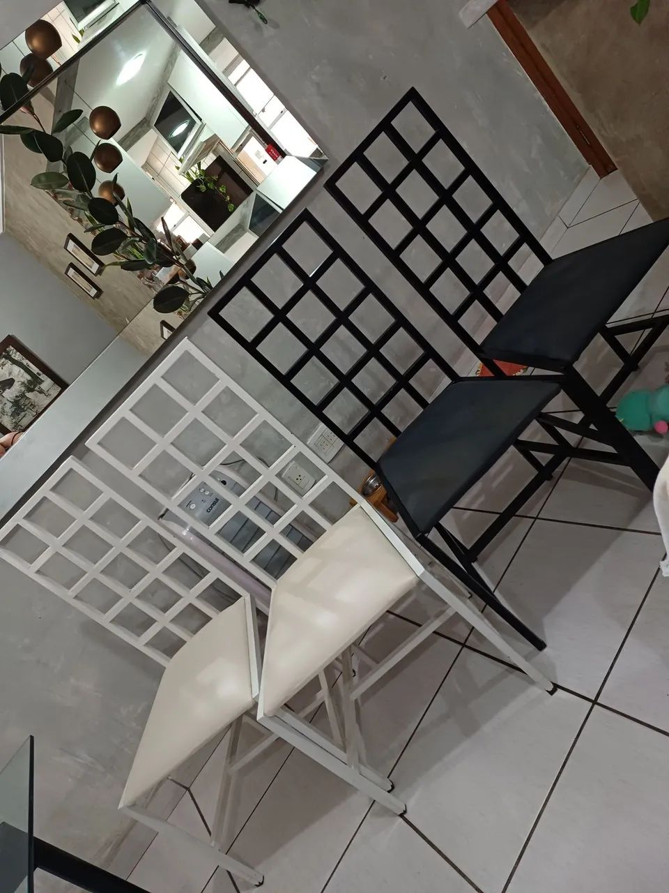 MESA COM 4 CADEIRAS (aceita propostas) - Foto 4