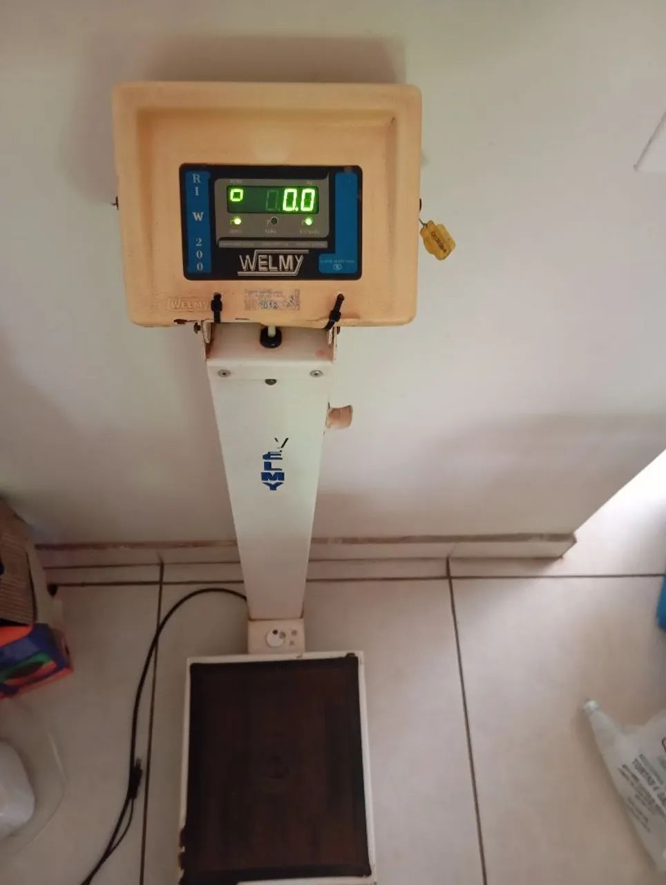 Vende se uma balança de comércio, funcionando normal tem que ajeitar a estética 