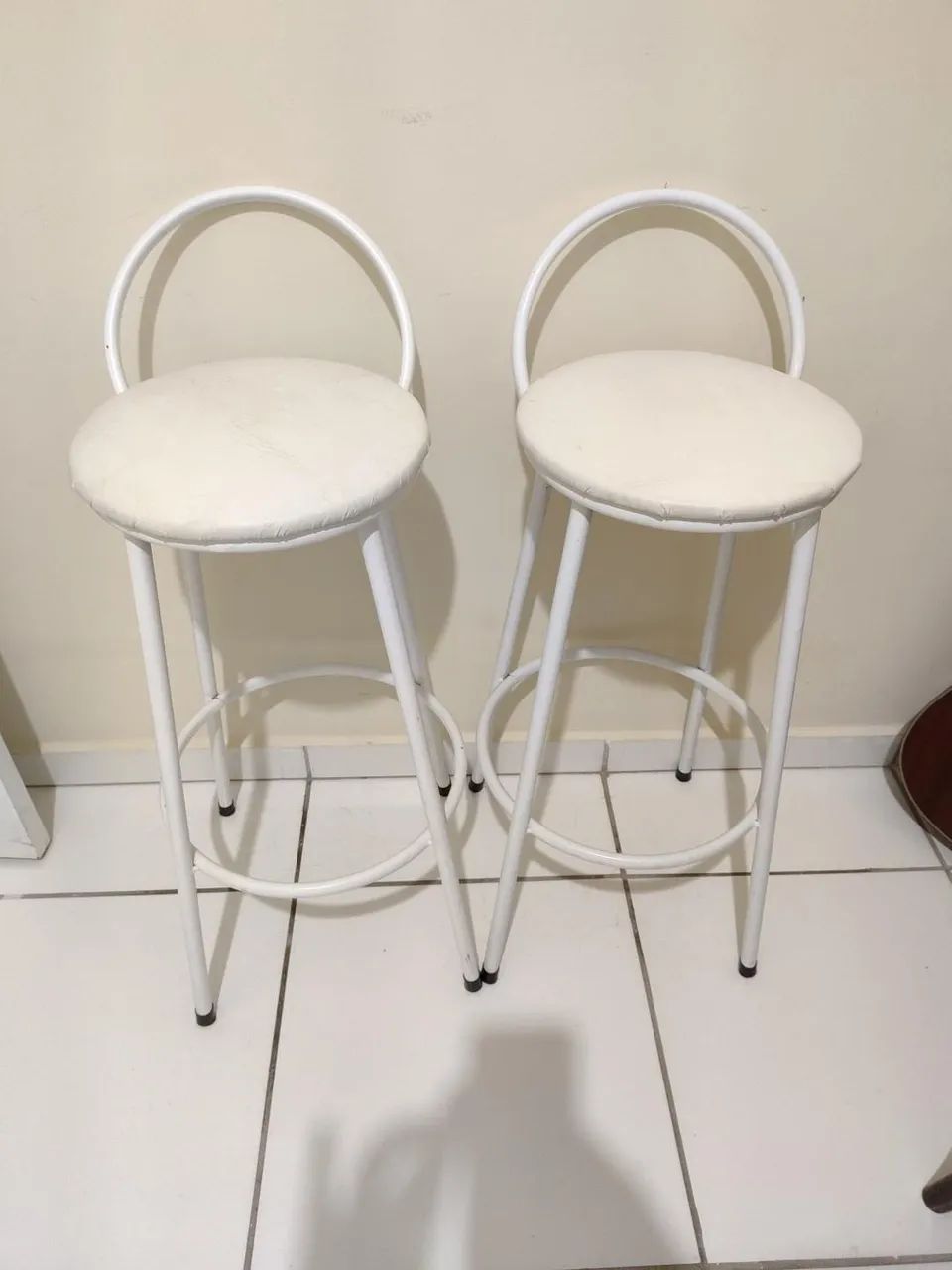 Banquetas Altas Brancas com Encosto - Ótimo Estado
