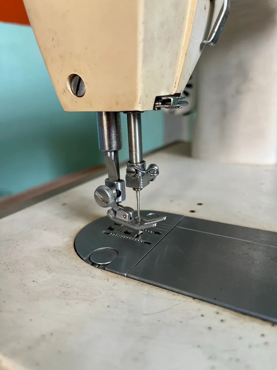 Máquina de costura Singer revisada - funcionando perfeitamente - Foto 2