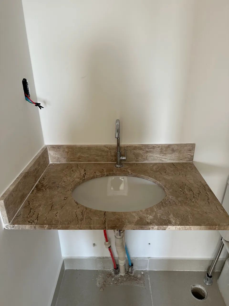 Bancada de banheiro 80x50 com cuba e torneira Deca