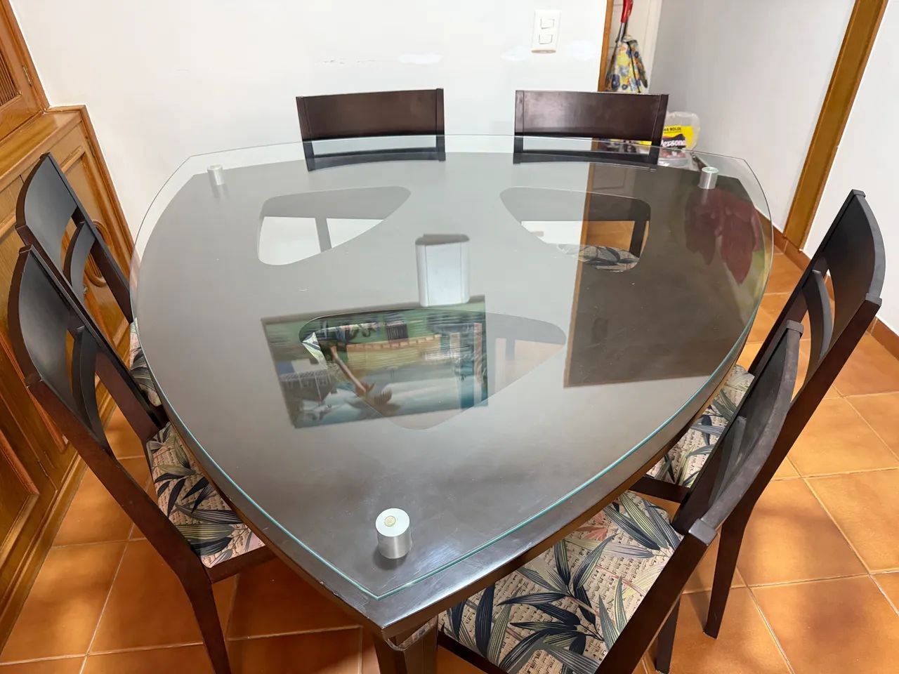 Mesa de Madeira linda com 06 cadeiras todas perfeitas, não tem nenhum - Foto 3