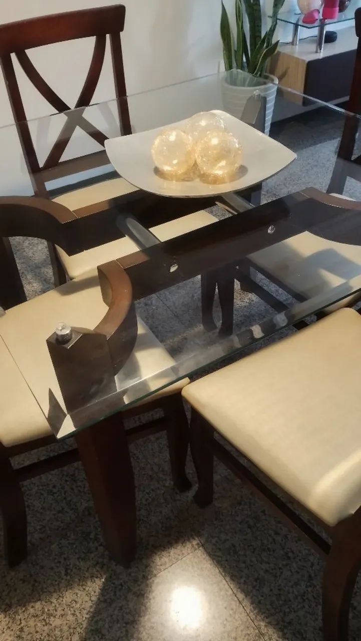 Mesa de vidro com quatro cadeiras  - Foto 2