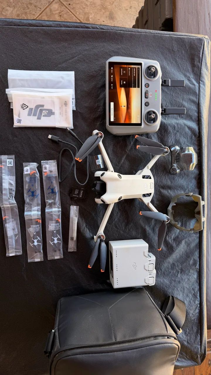 Drone DJI Mini 4 Pro - Fly More Combo + Controle RC 2  - Foto 2