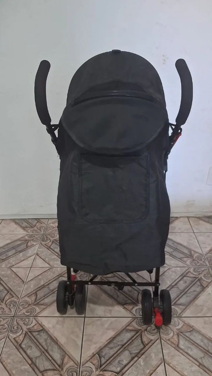 VENDE-SE UM CARRINHO DE BEBÊ.