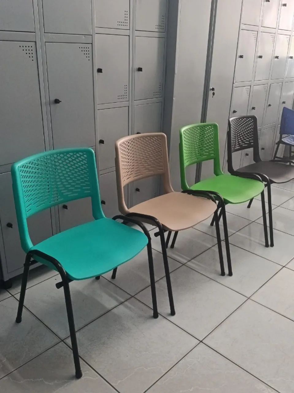 CADEIRAS FIXA DE PLASTICO RESISTENTE 