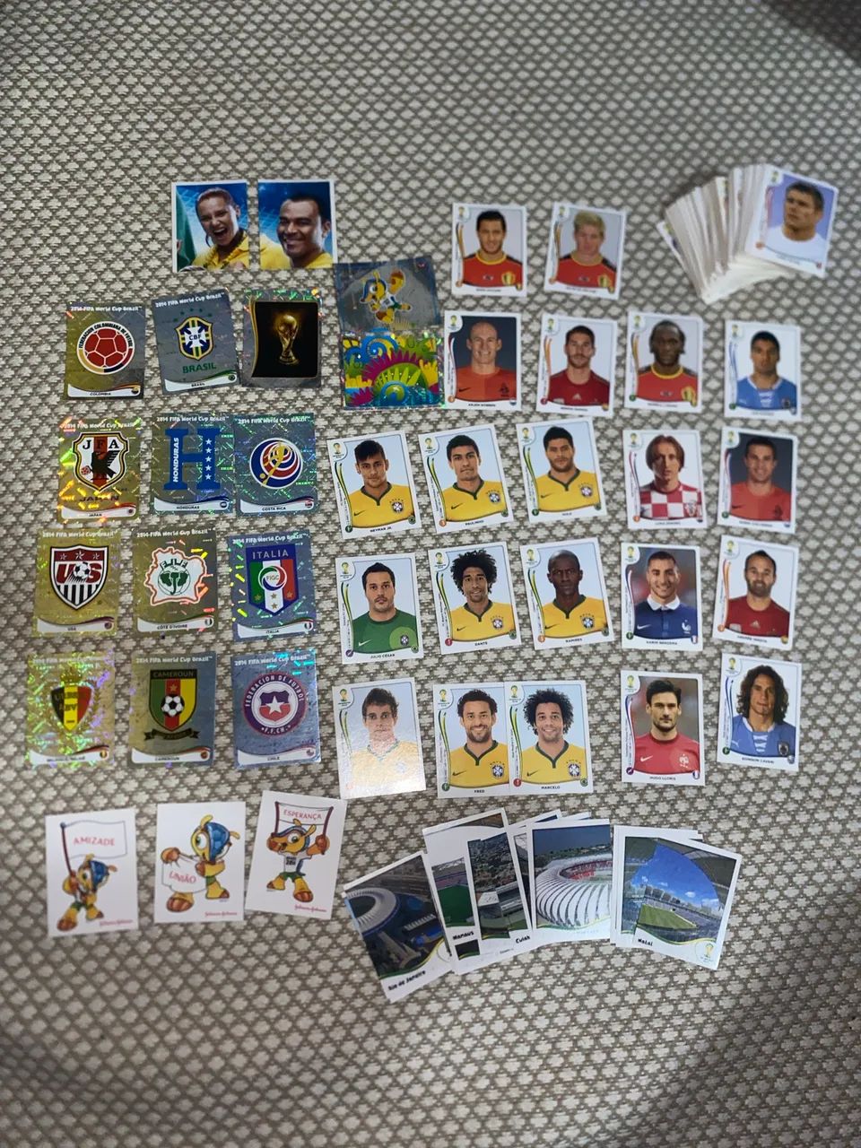 Lote com 277 figurinhas de 2014