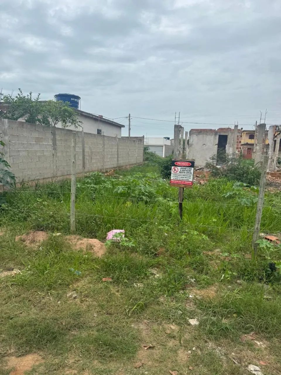 Vende -se terreno com fundação 