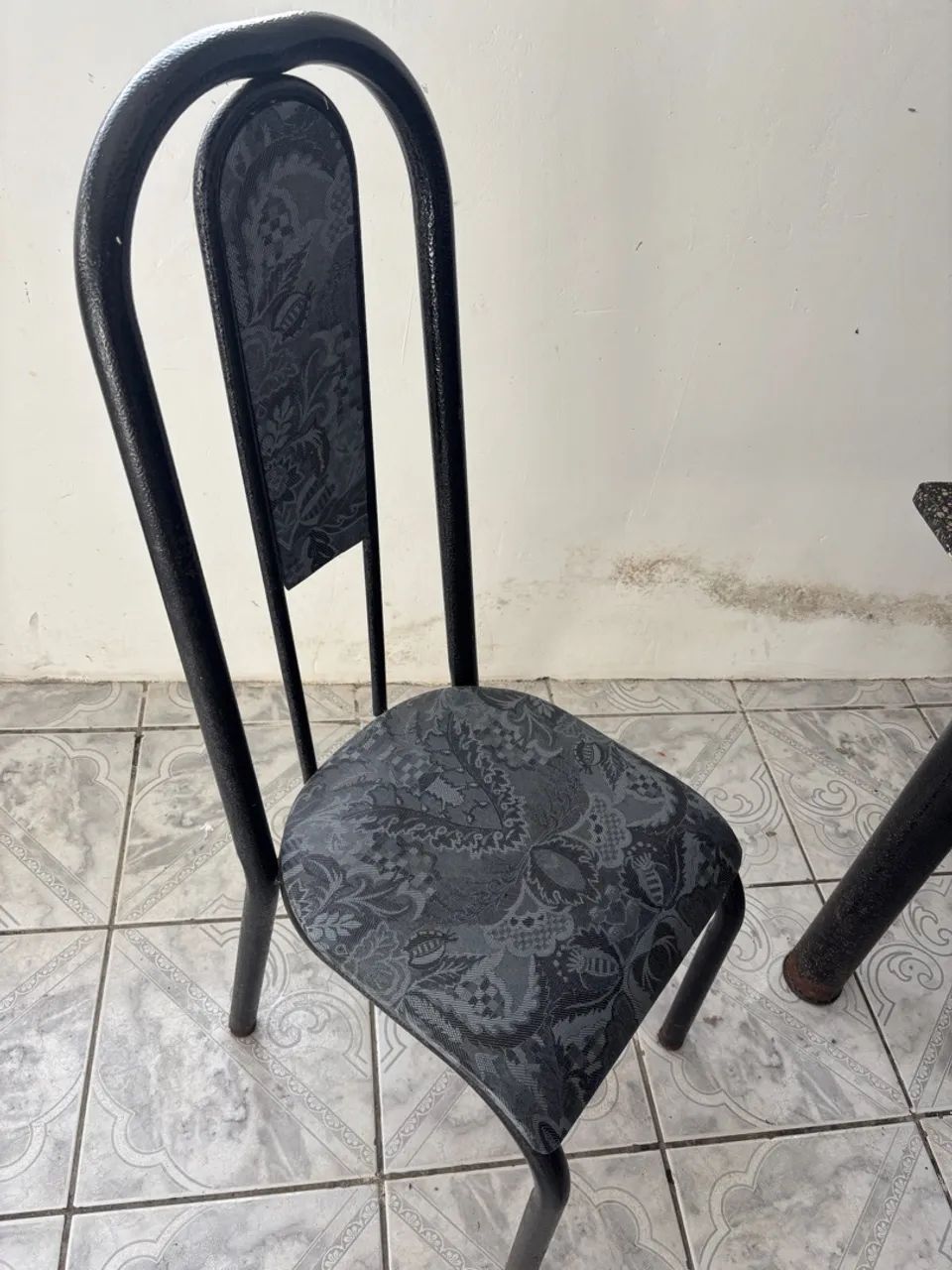 Vendo mesa com 4 cadeiras - Foto 2