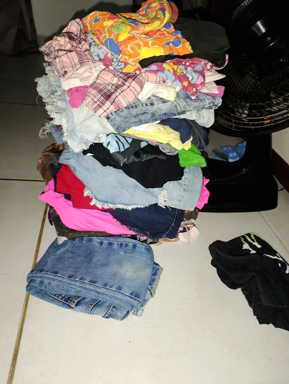 lote de roupas variadas  - Foto 2