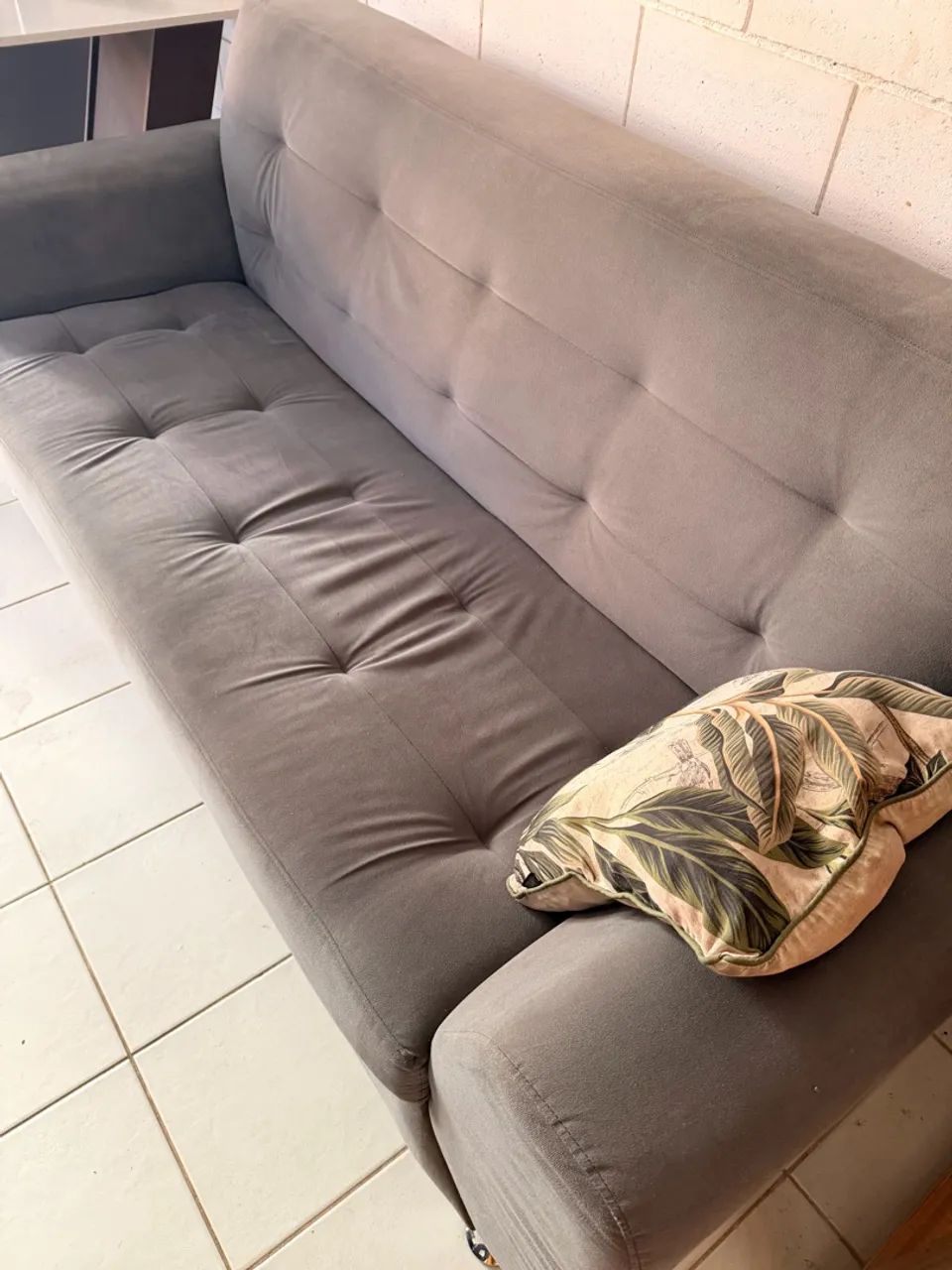 Sofá 3 lugares cinza fosco  - Foto 2